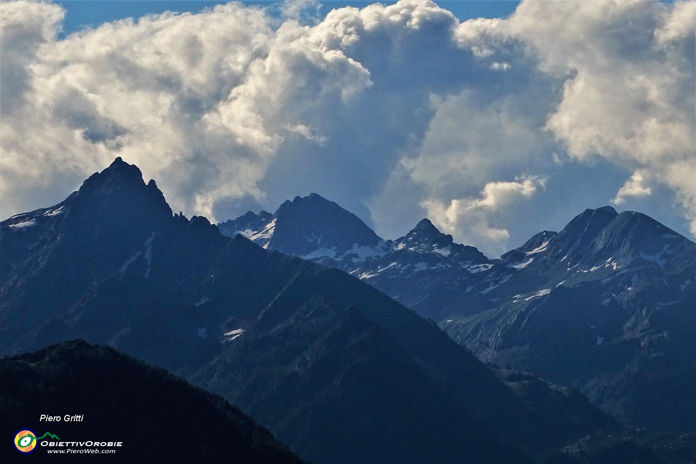 13 Zoom verso da sx. il Pizzo del Becco, il Monte Corte, Il Pizzo Camilla, ....JPG